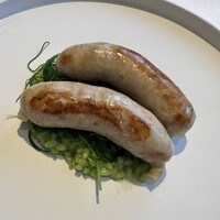 Convivio - 大きなサルシッチャがこの日のメイン。肉汁が溢れます。敷いたバジルリゾットがいい感じ。オカヒジキがシャキシャキです。