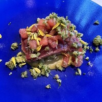 Convivio - 本鮪に春キャベツのペーストを敷いて、トマトを散らします。本鮪、ビネガーが効いてさっぱりといただけます。