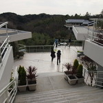 ル・ミリュウ - 階段上からの景色。階段下の建物がサロン