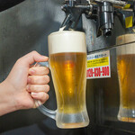 Sumibiyakiniku To Motsunabe No Omise Akari - ビールを注ぐところ