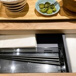 Date Na Izakaya Yama No Saru - お箸はテーブルの引き出しを開ける