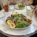 BAR&GRILL - ハーブウインナーのサラダボウルが到着♪
                        見た目以上に野菜がドッサリ！
                        もう森ですね。