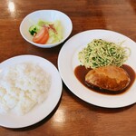 Pikurusu - 【ランチAセット ￥1.100】ハンバーグ、バジリコ、ライス、サラダ、ドリンクセット♪