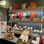 デリー - ドライカレーの瓶と各カレールーが買えるのが嬉しい。