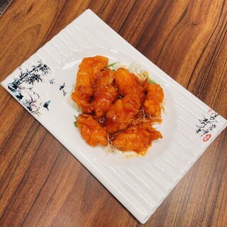 エビチリや酢豚などこだわり料理の数々。お得なセットメニューも
