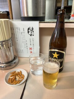 大衆中華 宝来 - 瓶ビール　グラスも冷え冷えで美味しい