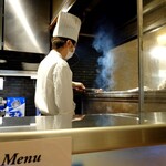 伊達の牛たん本舗 - 牛たんを焼いています！