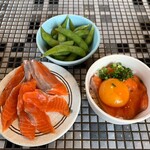 三代目ふらり寿司&お台所ふらり - サーモンのユッケ丼、枝豆、サーモンの刺身