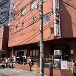 Fukusaya - でも暖かいせいか結構人は沢山出歩いていて、福砂屋も行列ができるくらいお客さんが。