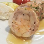 キッチン ブルー グローブ - バロンティーヌの断面、真ん中に海老のすり身が見えます