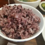 キッチン ブルー グローブ - 黒米大盛りのアップ