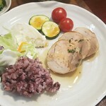 キッチン ブルー グローブ - ご飯、サラダを乗せて
