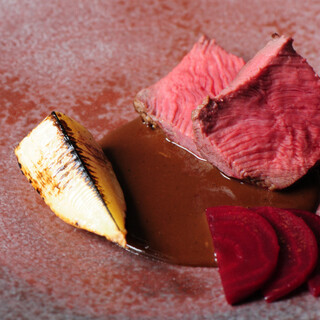 スパイスと炭火が引き出す素材の旨み。日本の旬をコースで堪能