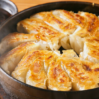 我們最受歡迎的菜是鐵鍋餃子。品嚐以博多美食為特色的小吃，乾杯