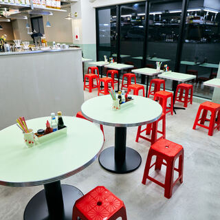 女子会にも◆アジアの街角屋台風＆落ち着く木目調の2つの空間◎