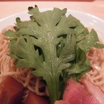 紫 くろ喜 - 【再訪】鴨つけそばにも春菊がのっています