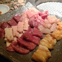 うしごろ 貫 恵比寿本店 - ホルモン盛り合わせ