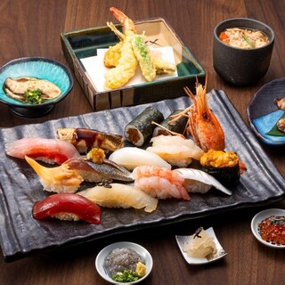 Enjoy special dishes made with carefully selected seasonal ingredients at the OMAKASE course