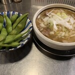 芝浦ホルモン - お通しの枝豆ともつ煮込み