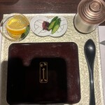 Kappou Kabayaki Yokohama Yasohachi - 料理のご説明を聞いて良かった。レモンのはちみつ漬けはお口直し。決して鰻にかけるものではありません。