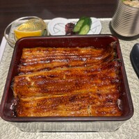 割烹蒲焼 横浜八十八 NEWoMan横浜店 - 蓋をあけたら、気持ちはぷりぷりの鰻にダーイブ。スプーンを使って最後のお米一粒までいただきました。 割烹蒲焼 横浜八十八 NEWoMan横浜店 - 蓋をあけたら、気持ちはぷりぷりの鰻にダーイブ。スプーンを使って最後のお米一粒までいただきました。