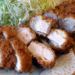 上ロースカツ（アップ）、分厚い衣で切り口からは肉汁が溢れてます！