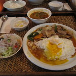 豚のピリ辛炒め(目玉焼きのせ)※食べ掛け