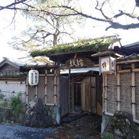 錦 - 和食・無形文化遺産登録の提灯も飾られています。