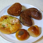 Boulangerie onni - 海老とアボカドのフォカッチャ、カレーパン、ゴルゴン・ノア、栗あんぱん、藻塩あんぱん