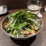 割烹 魚吉 - 香味野菜と蒸し鶏の中華風サラダ