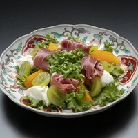 生ハムと季節のフルーツサラダ