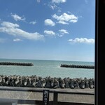 光る海 - カウンター席　海が見えます