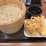 Marugame Seimen - 釜揚げうどん　得盛。TP野菜かき揚げ、イカ天。皿がお盆からはみ出すので、移動時はバランスが必要です！