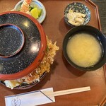 よしだや - 2024/04/01
ミックス天丼 大盛 800円
持ち帰り
・100円
いか天
いかフライ
・80円
やさいかきあげ
いかかきあげ
・60円
ナス天
玉ねぎ天
ゴボウ天
・30円
からあげ