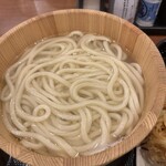 Marugame Seimen - 木桶で提供されます。