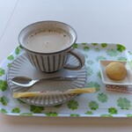 Mihonosekitoudaibiffe - カフェオレと小菓子