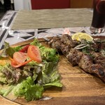 アラブ料理専門店 七つの丘 SEVEN HILLS - サラダ、ラム肉のBBQ。