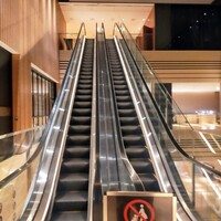 フィリップ・ミル 東京 - 上りエスカレーター