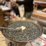 Tapa Tapa - Arroz negro con sepia de playa y alioli@18,25€　