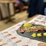 241112579 - Tataki de atún con guacamole@8.75€