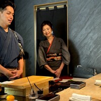 鮨 にっこ - 大将と女将。 人柄を感じさせるファサード（笑）。 僕は彼の面見て応援したくなりました。 デニム地の着物に帯ではなくベルト。 焼き物、その他の料理は女将担当。