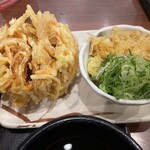 丸亀製麺 - 大きな野菜かき揚げ天‼️いつも半額デーの時はネギが無いので今日は、良かった！