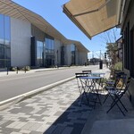 Lris bread&coffee - 店の入り口横のテラス席、そして目の前は2020年開設された公立図書館『みるる』、お洒落でしょ。黒磯駅は図書館のお隣、そう、ここは駅まん前、でも人がいない。