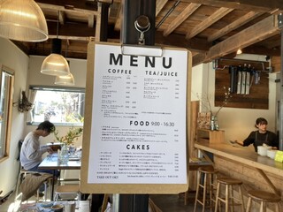 h Lris bread&coffee - 店内とメニュー。家具や柱は古民家風。ソファでなく椅子なのでゆったりは出来ないけど、くつろぎの空間です。