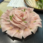 くしびき - しゃぶしゃぶにするカジキの盛り付け