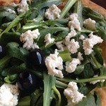 グンゲピッツァ - ホワイトピザに春菊とカッテージチーズのトッピングサラダピザ