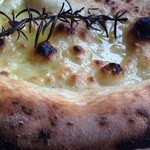 グンゲピッツァ - 白いピザはオリーブオイルとローズマリーだけ。
