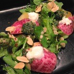 飛騨牛低温調理とりんごのサラダ