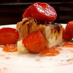 名前のないイタリア料理店 - ホワイトチョコレートのセミフレッド、苺