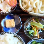 Irori No Ajiwai Gotoku - ◯だし巻き卵
      作り置きな品で軽い甘みとシッカリとした塩感
      出汁感がある味わい
      
      ◯煮物
      ほうれん草、マロニー、揚げ、人参が
      白醤油❔の出汁汁で煮られていて美味しい